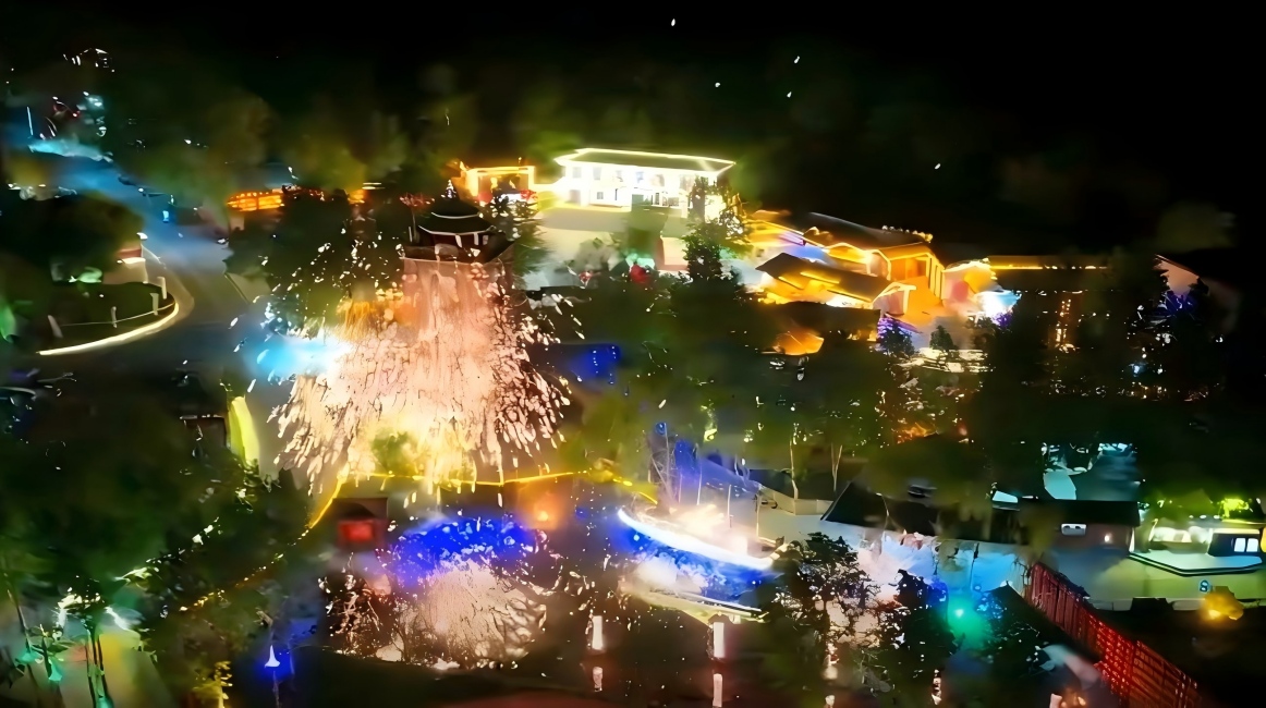 Dazzling molten iron fireworks and Huohu (fire pot) performances light up the night