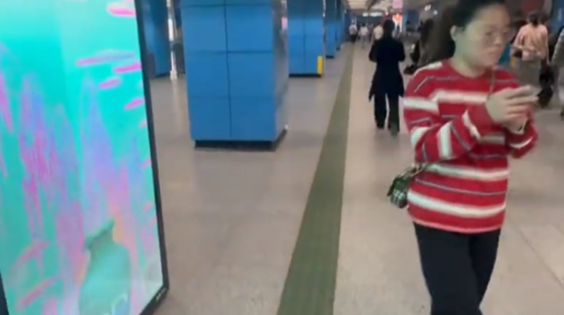 China's subway holographic ads are advanced and practical