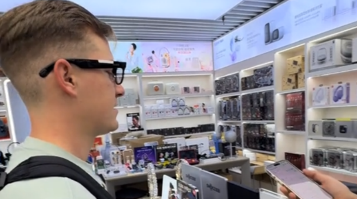 We explored chinas shopping centre fully dedicated to electronics