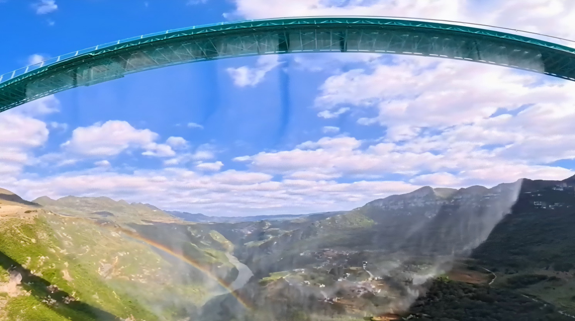 A breathtaking view！A rainbow is painted over the canyon