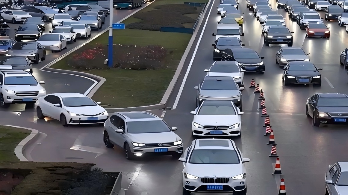 Peak hours in Jinan: drivers nailed textbook “zipper merging”
