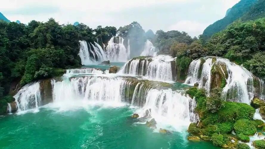The beautiful Guangxi Detian Transnational Waterfall