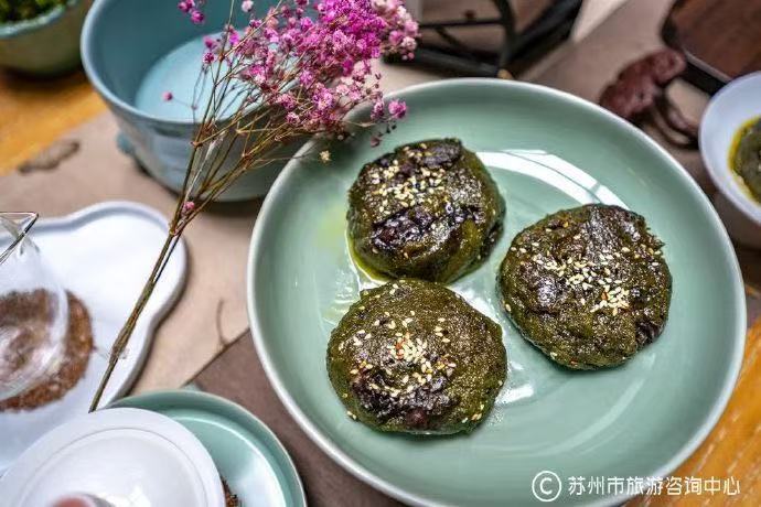 A piece of old taste of green rice cake, half a piece of spring sorrow of malt pancake