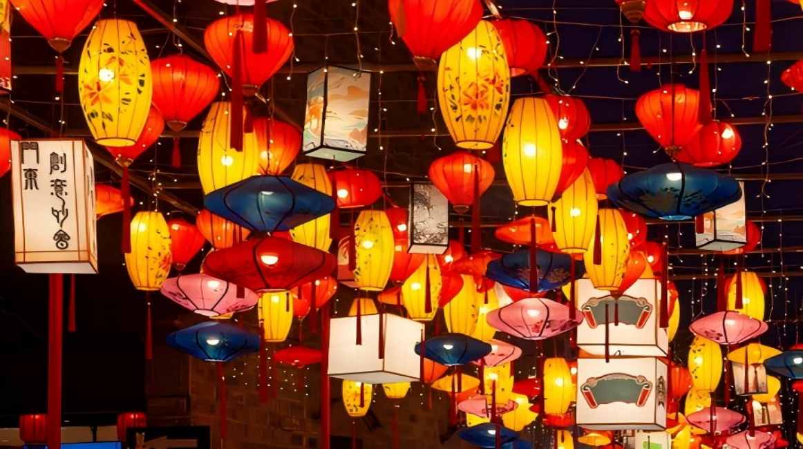 Lights Reflecting the New Year: The Festive Atmosphere in Chinese Lanterns